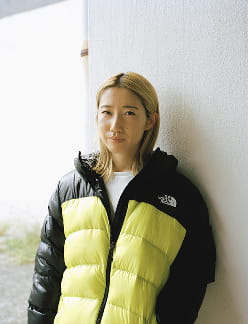 THE NORTH FACEのアウターを着たEmi Iwaiのポートレート